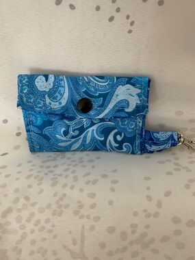 Les Trouve-Tout d'En Haut, Handcrafted Blue Paisley Keychain /card Wallet
